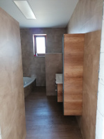 Koupelna s vinylem BUKOMA travertine a dub Frigola